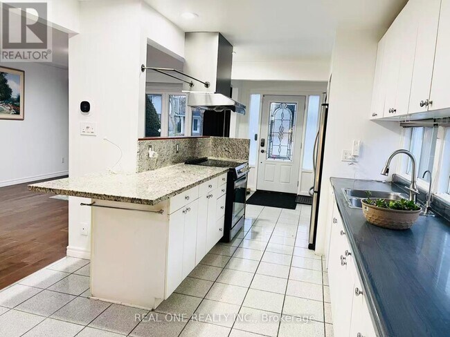 Building Photo - 642 Eaglemount Crescent