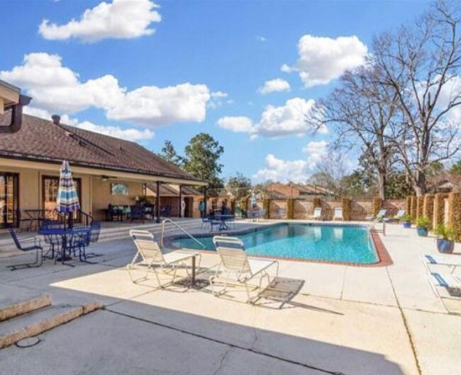 Building Photo - Beautiful Townhome