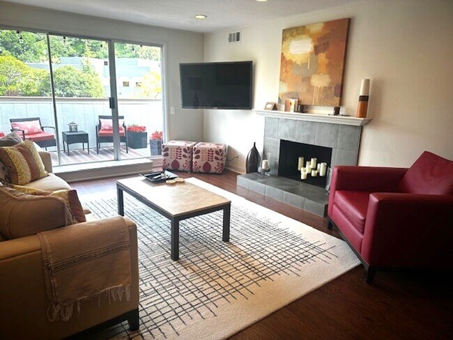 Foto del edificio - Fully Furnished Greenbrae Condo on Corte M...