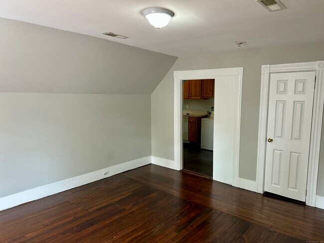 Foto del edificio - 51 Shelton Ave