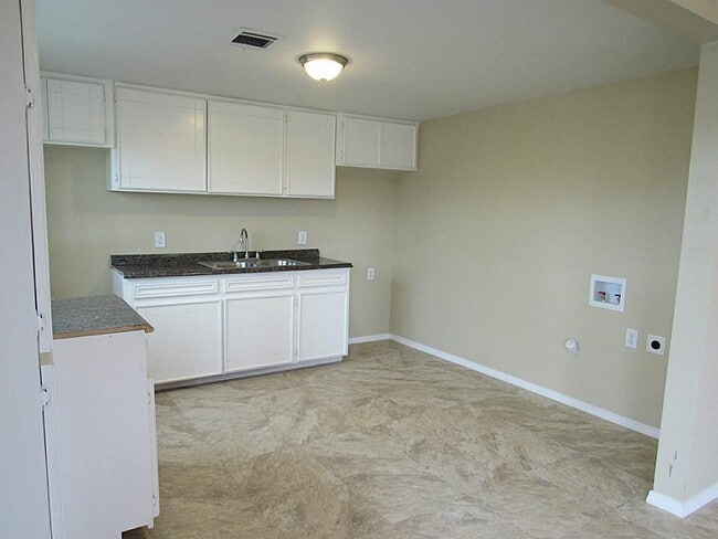Building Photo - 915 Battlebell Rd