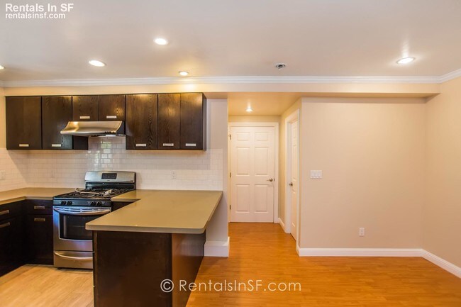 Building Photo - 28 Hemway Ter