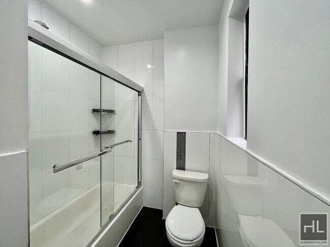 Building Photo - Large pet-friendly duplex studio with 2 ba...