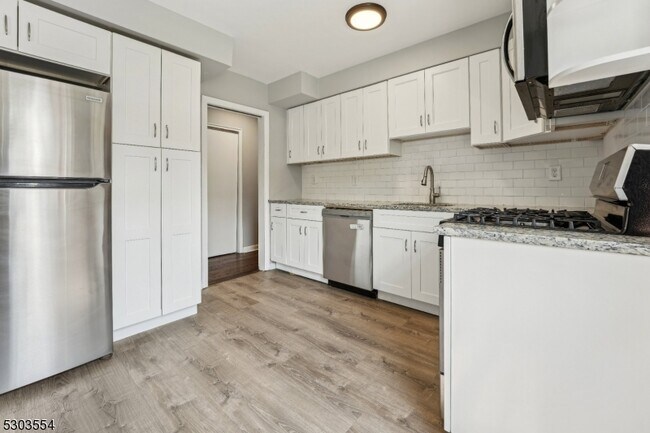 Foto del edificio - 24 Hutton Ave