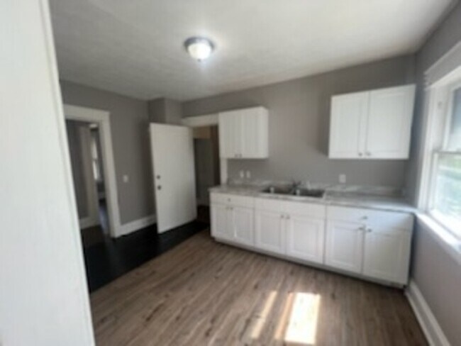 Foto del edificio - 11408 Fairport Ave