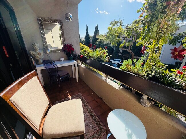Vista brillante a una de las mejores calles de West Hollywood. - 950 N Kings Rd