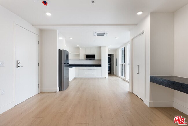 Foto del edificio - 8561 Belmont St