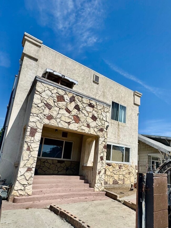 Must See! Completely Renovated - Must See! Completely Renovated Townhome