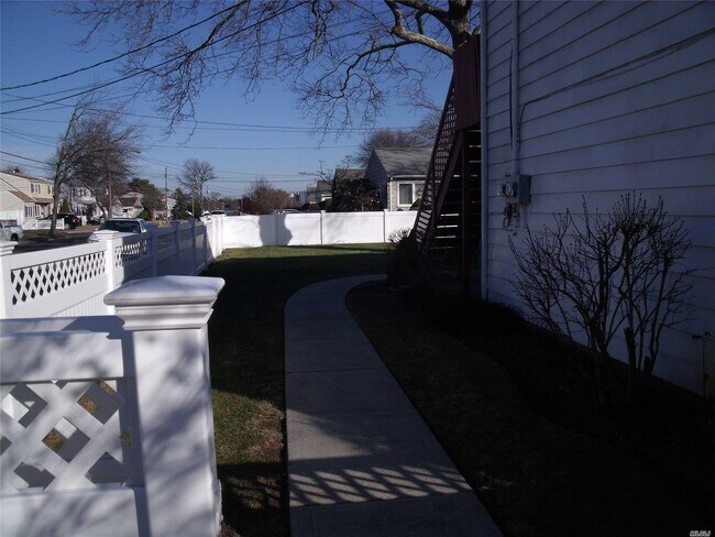 Building Photo - 11 Guilford Park Dr