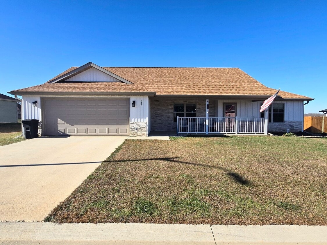 Foto principal - Fenced Home In Desirable Neighborhood