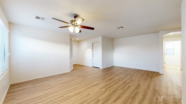 Foto del edificio - 44336 W McClelland Dr