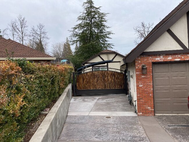 Foto del edificio - 1002 Topaz Ct