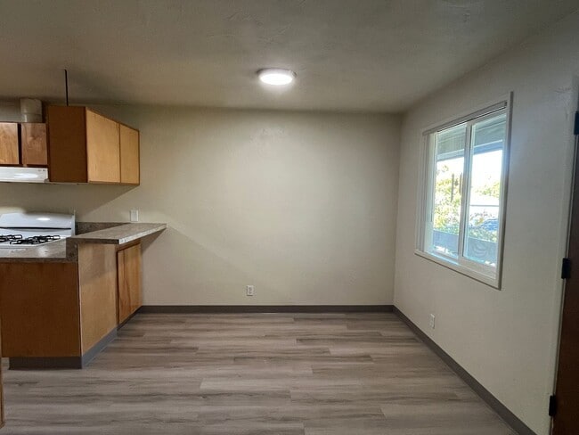 Building Photo - (PKW 8) Remodeled  2 Bedroom/1Bath