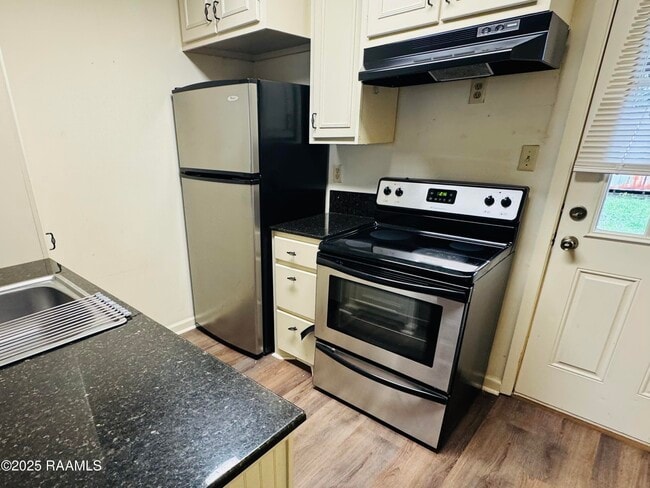 Building Photo - 2419 Robley Dr