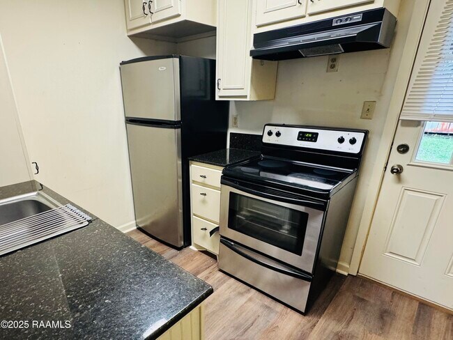 Foto del edificio - 2419 Robley Dr