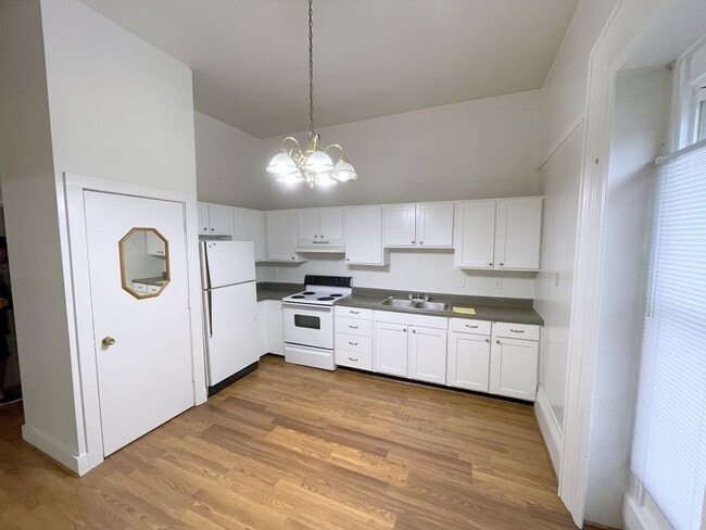 Building Photo - 203-2 6th