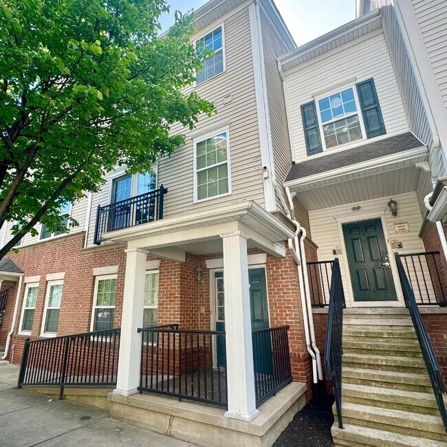 Building Photo - 4 Greenwich Dr