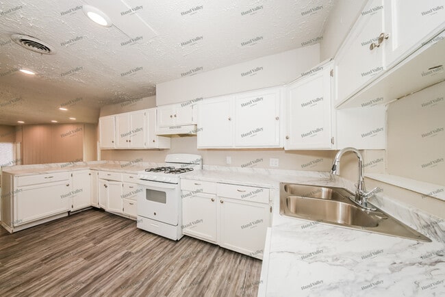 Building Photo - 821 SW 48th St