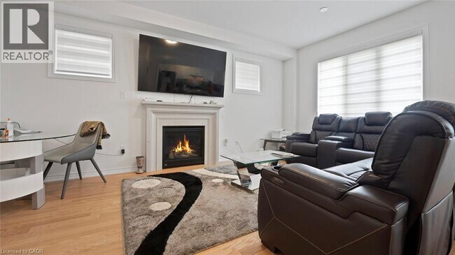 Photo du bâtiment - 102 Strickland Ave
