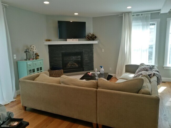Building Photo - 3 br, 2.5 bath Townhome - 94 Warren St