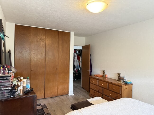 Building Photo - 908 Cook St