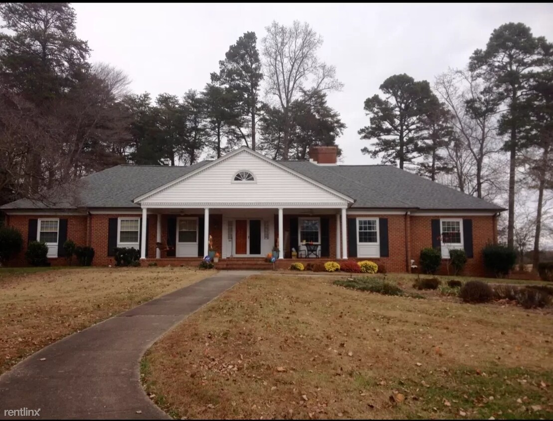 5 br, 3 bath House 319 Pinewood Pl House Rental in Eden, NC