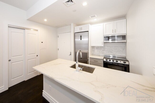 Building Photo - 125 7th Ave