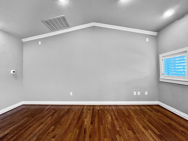 Building Photo - Amazing Townhome