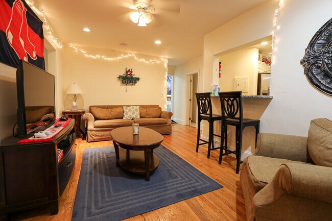 Building Photo - 71 Egmont St