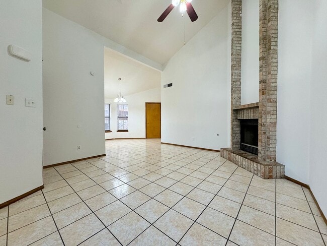 Building Photo - East El Paso 2bed/2bath duplex