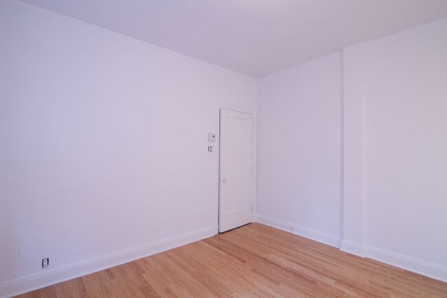 Building Photo - 2100 Rue du Fort