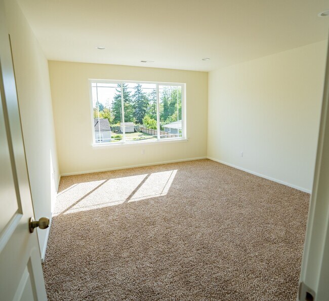 Building Photo - Large Duplex in a Quiet Location!