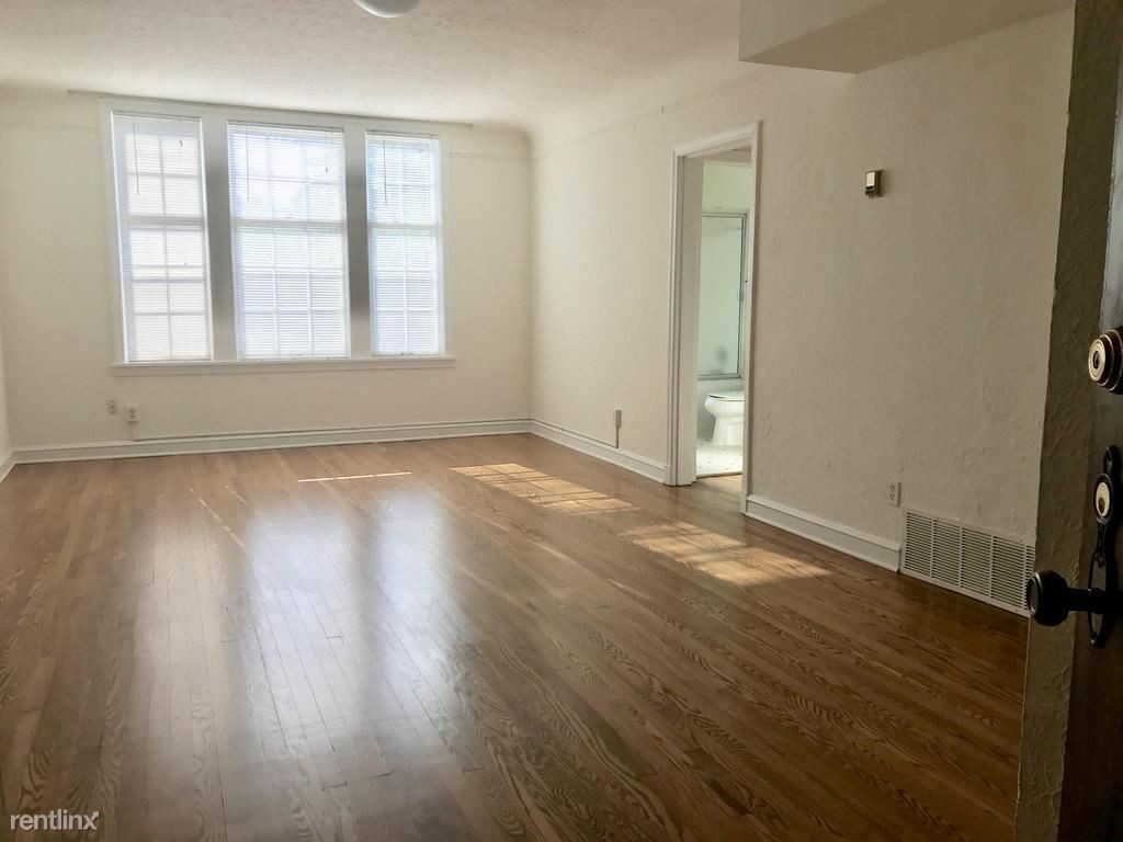 Foto principal - 15700 Van Aken Blvd