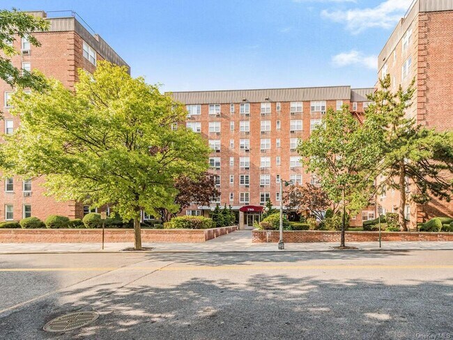 Building Photo - 2 Sadore Ln