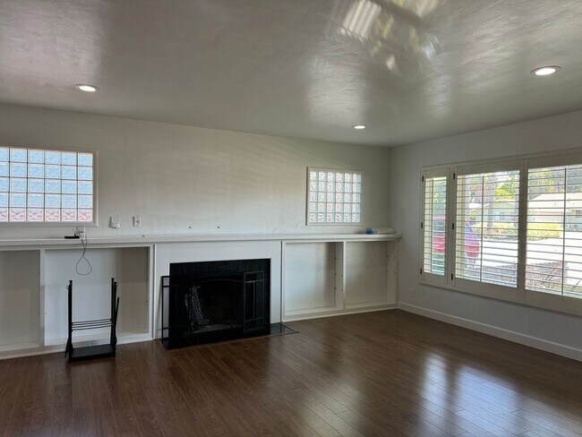 Foto del edificio - Solar Savings 3 bedroom - 2 bathroom FOR RENT