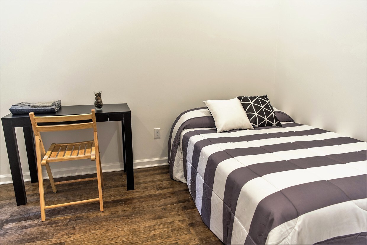 Foto principal - 532 E 83rd St