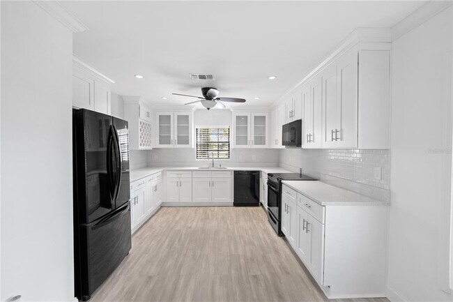 Foto del edificio - 5022 Riverwood Cir
