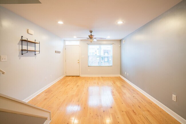 Foto del edificio - Contemporary Three Bedroom Home in Point Breeze