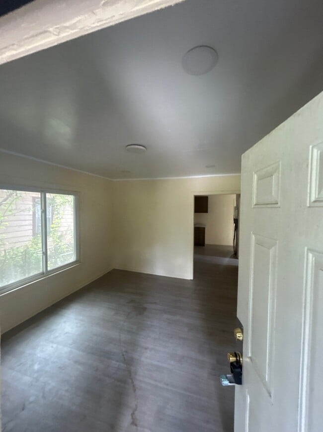 Building Photo - 825 Powell Rhodes Dr