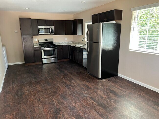 Foto del edificio - 1440 Bassett Dr