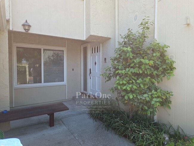 Building Photo - Spacious and Updated Heather Farms Townhome for Lease