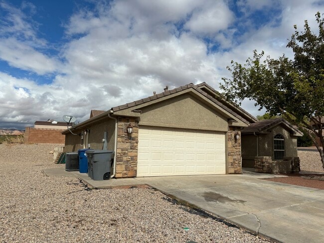 Building Photo - Charming 3 bed 2 bath home!