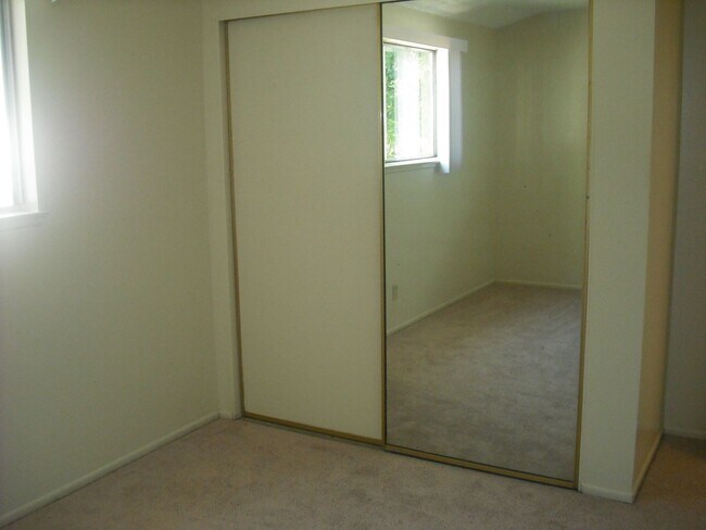 Building Photo - 2557 Yardarm Ave