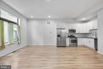 Building Photo - 385 Martin St