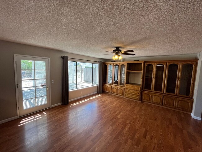 Building Photo - 1090 Foxenwood Dr