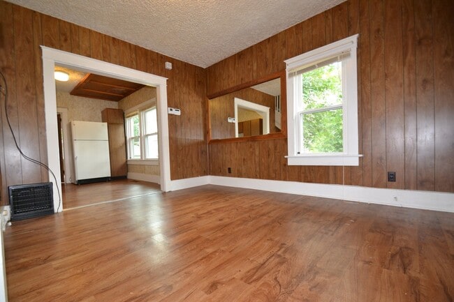 Building Photo - 472 Allyn St