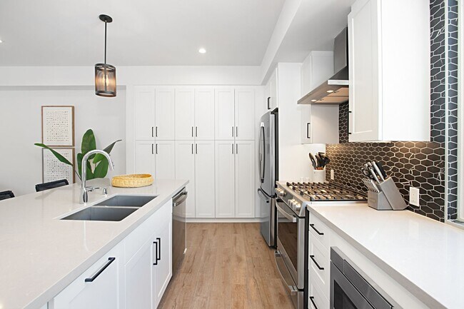 Foto del edificio - Modern Townhome FOR RENT in Golden Hill 3 Bed w/ 2 car garage!