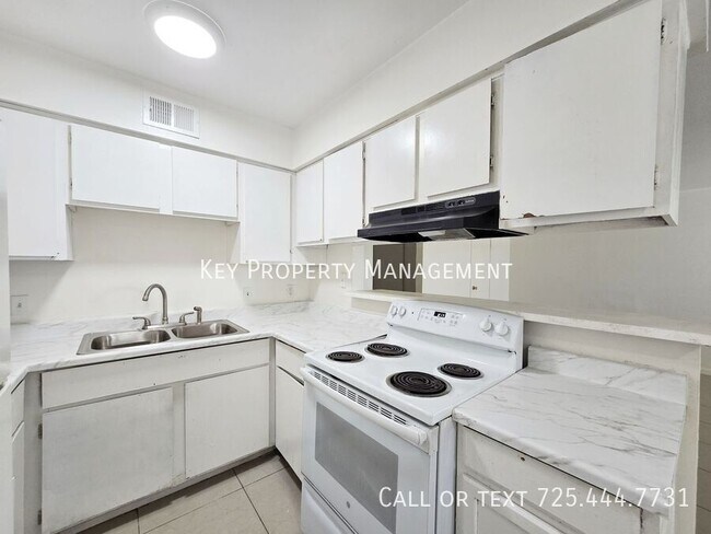 Foto del edificio - REMODELED UPSTAIRS 2 BED, 1 BATH UNIT * OP...