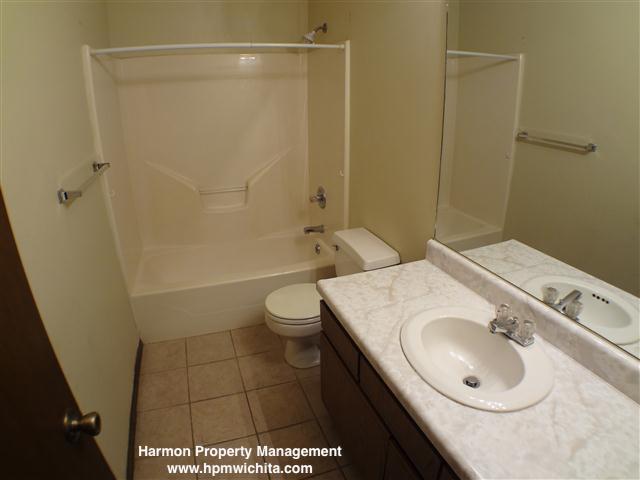Building Photo - 2 bedroom 1 bathroom duplex located near C...