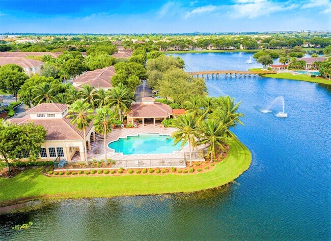 Foto del edificio - 2433 Centergate Dr